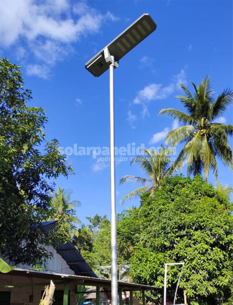 pemasangan lampu tenaga surya 100 watt di ende, ntt